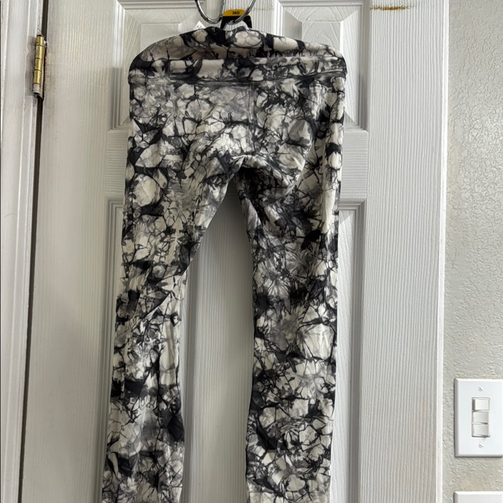 Lululemon Black and White Tie-Dye Leggings size 2